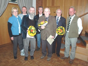 Urkunden und Blumensträuße überreichten Stephan Lorberg (rechts) und (von links) Ingrid Grotjahn an Wilfried Rott, Bodo Hage, Karl Biel, August Scherff und Arthur Lange.