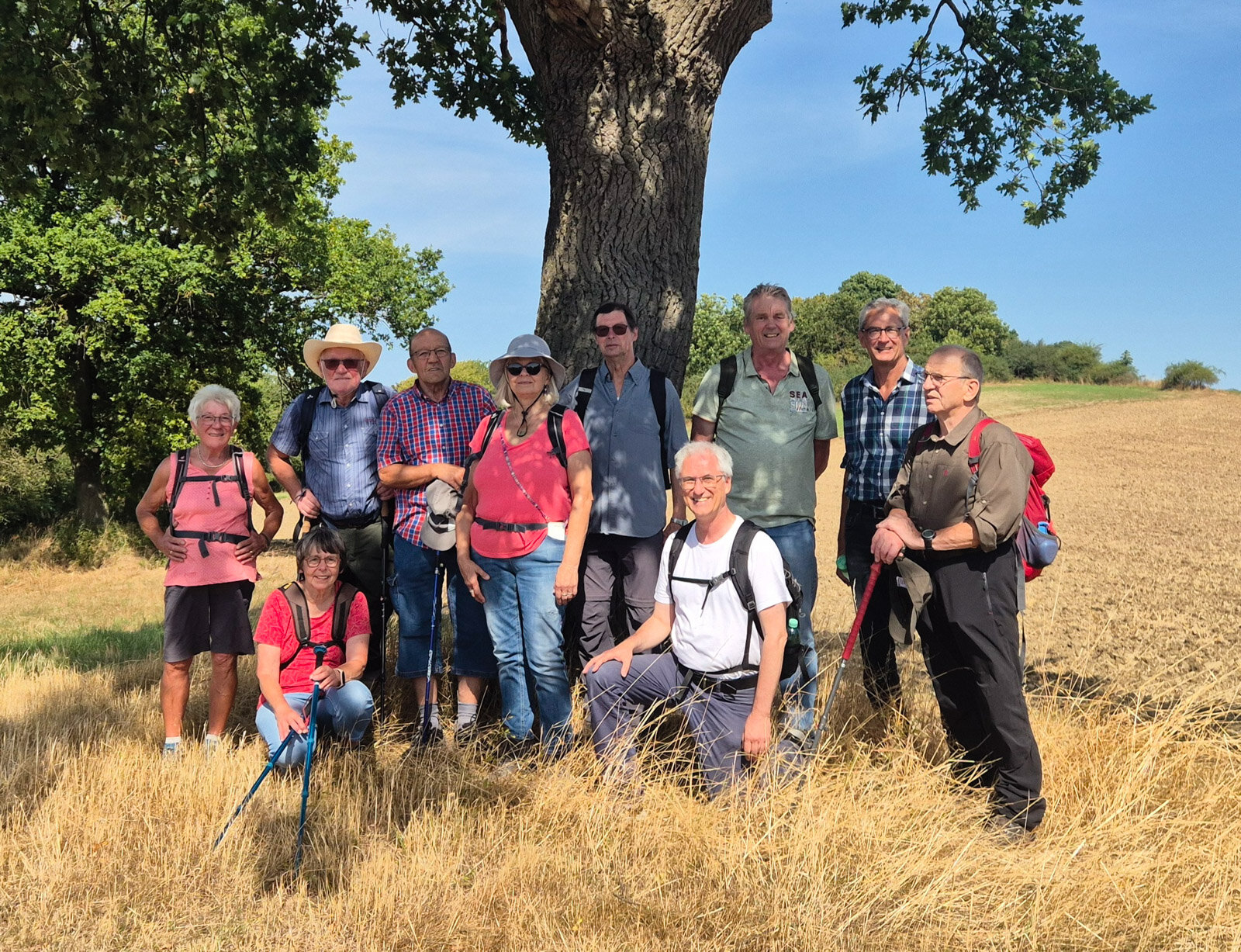 Gruppenfoto im Schatten einer Eiche