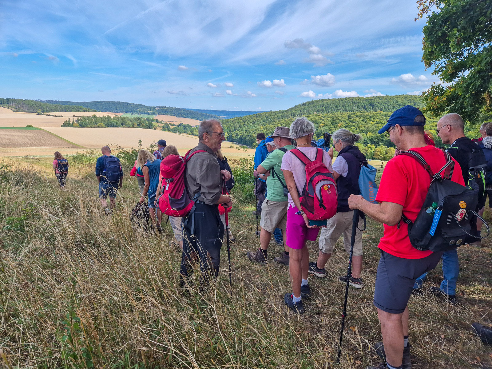 Die Wandergruppe genießt die weite Sicht
