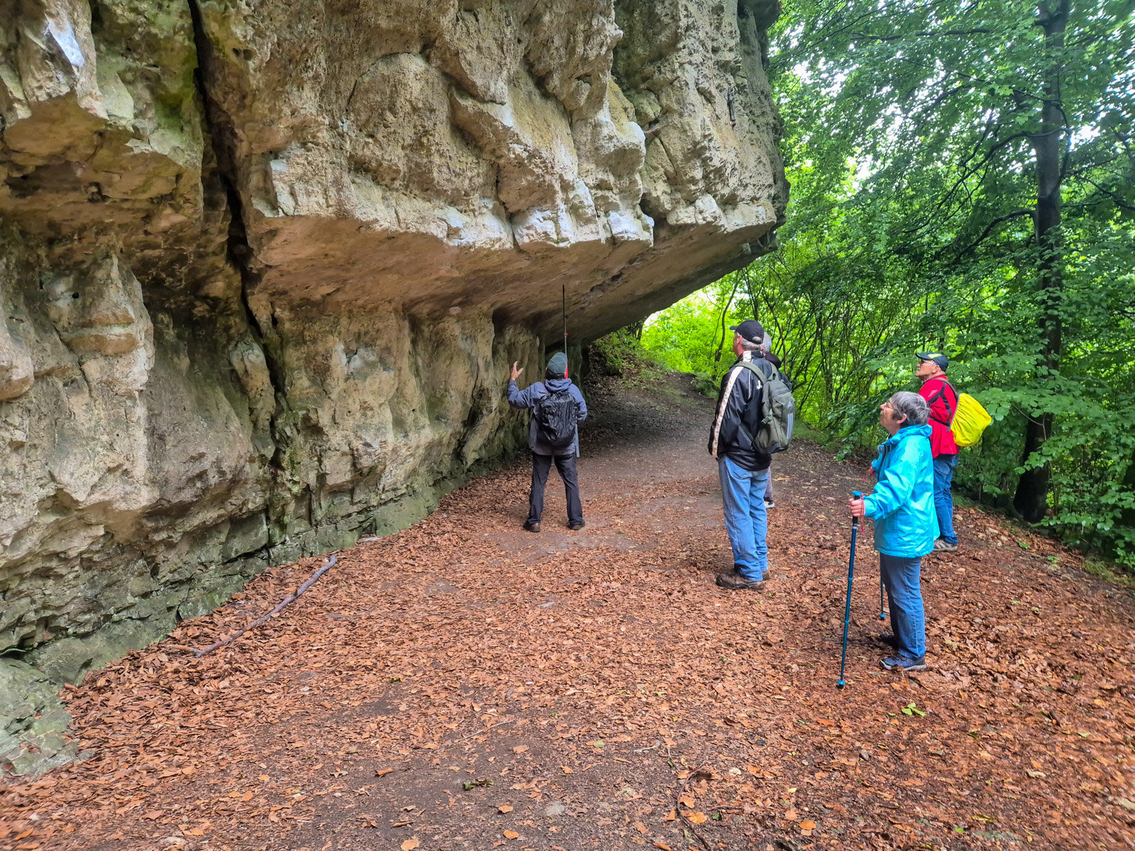 14. Peter zeigt die weißen Magnesiaspuren an den Griffstellen
