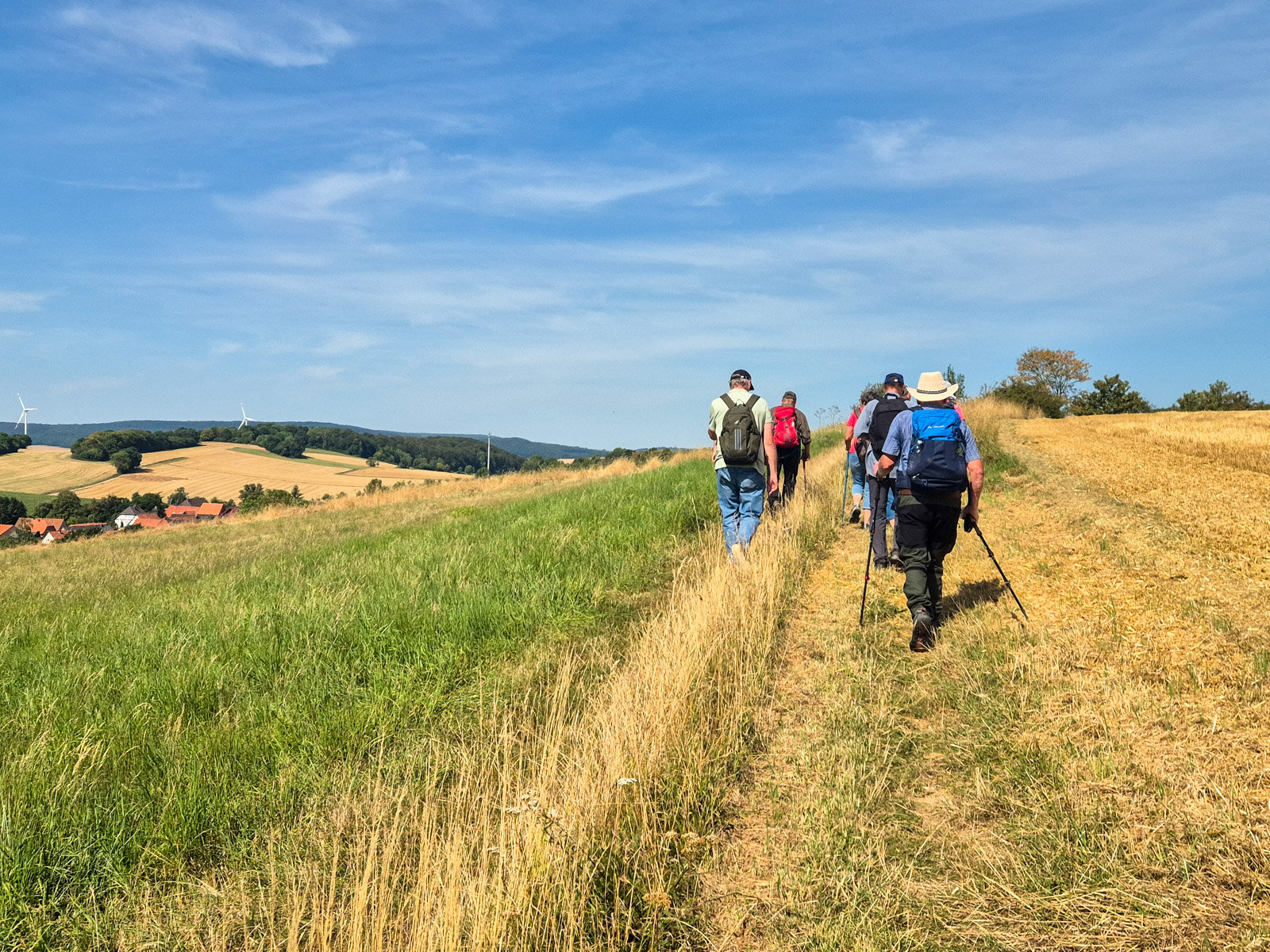 Der Panoramaweg führt durch die offene Landschaft
