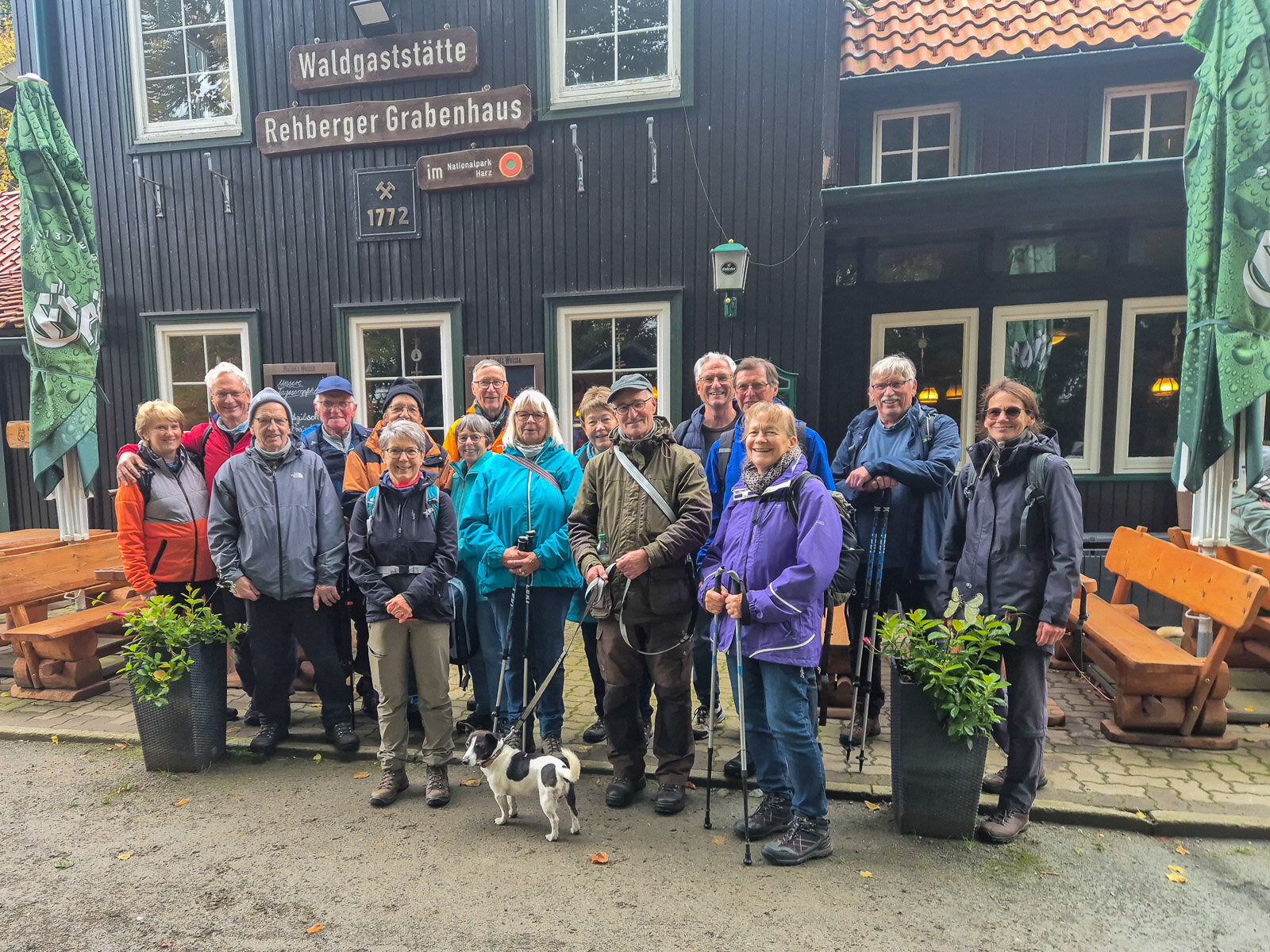 Unsere Wandergruppe vor dem Rehberger Grabenhaus.