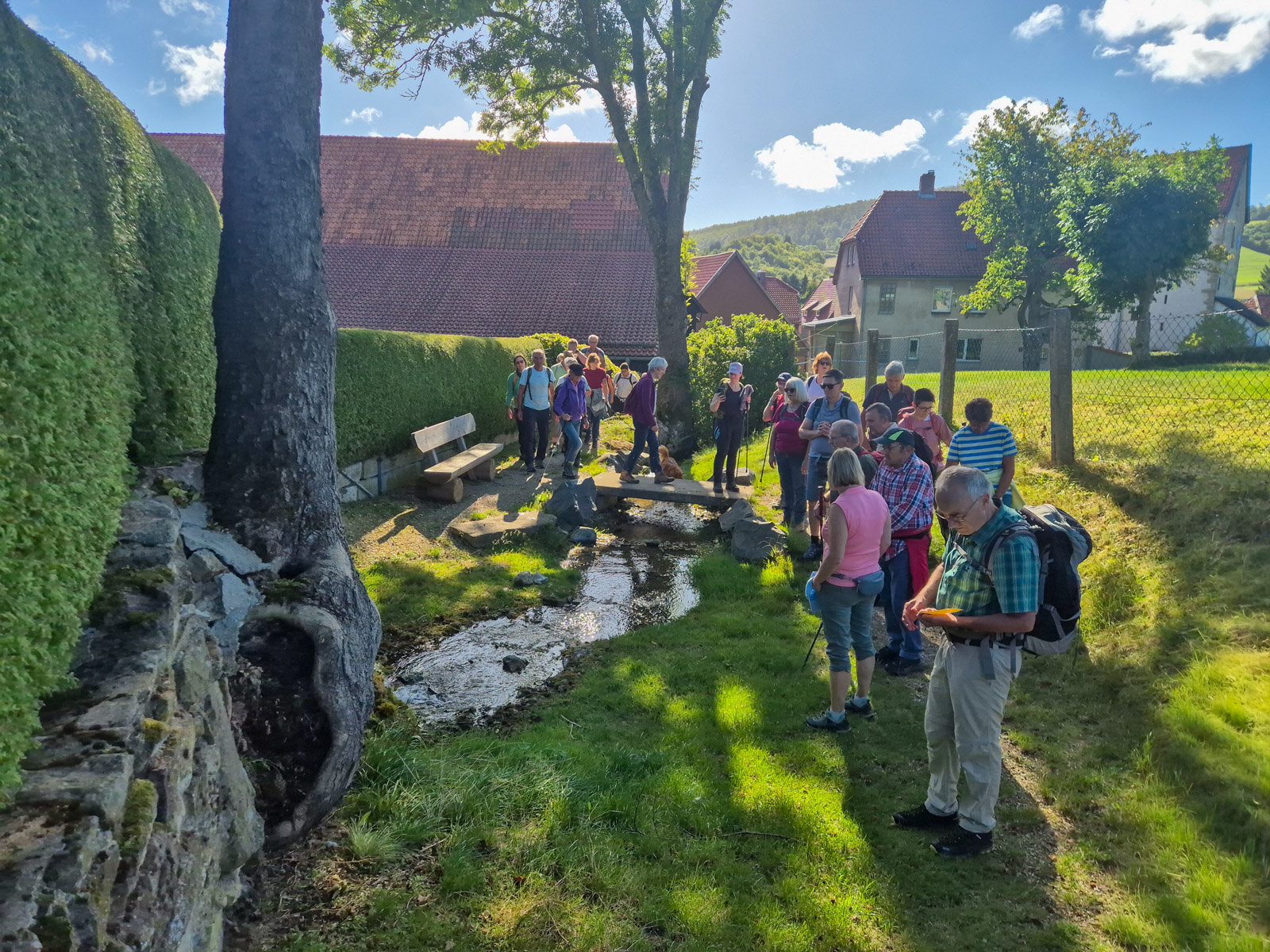 Die Wanderer passieren den idyllischen Platz an der Welle