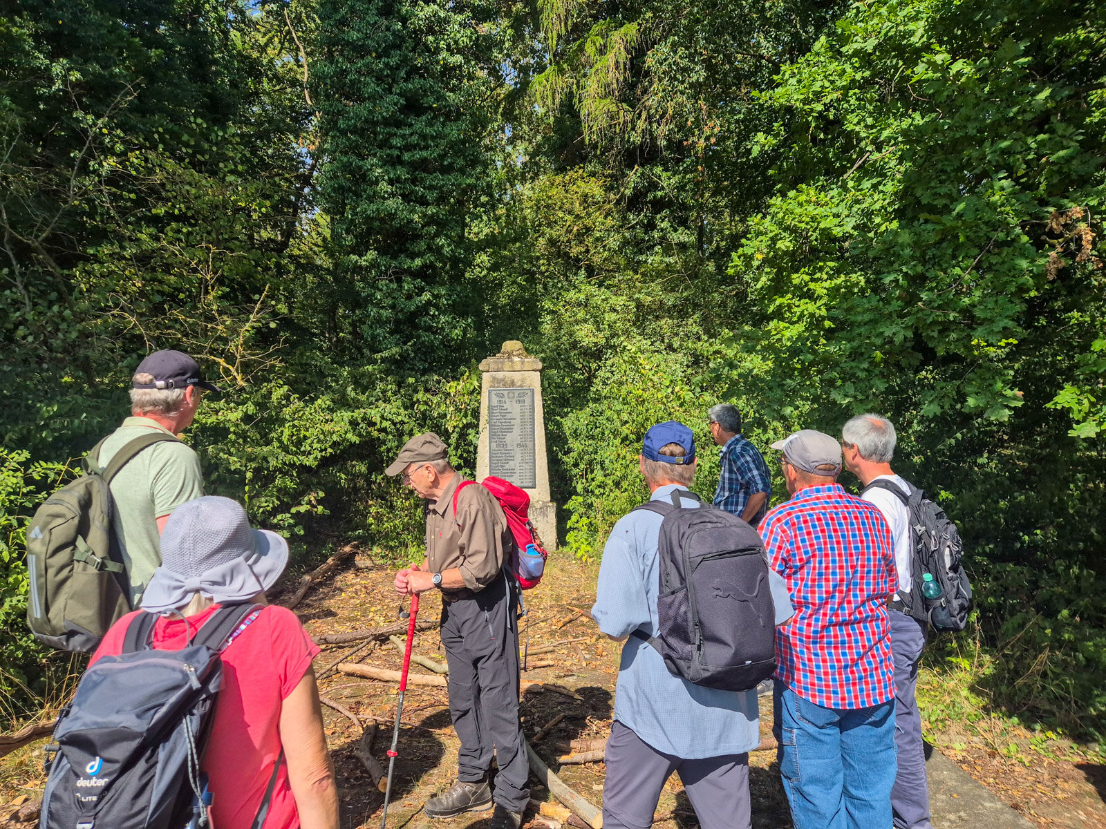 Am Kriegerdenkmal bei Bartshausen