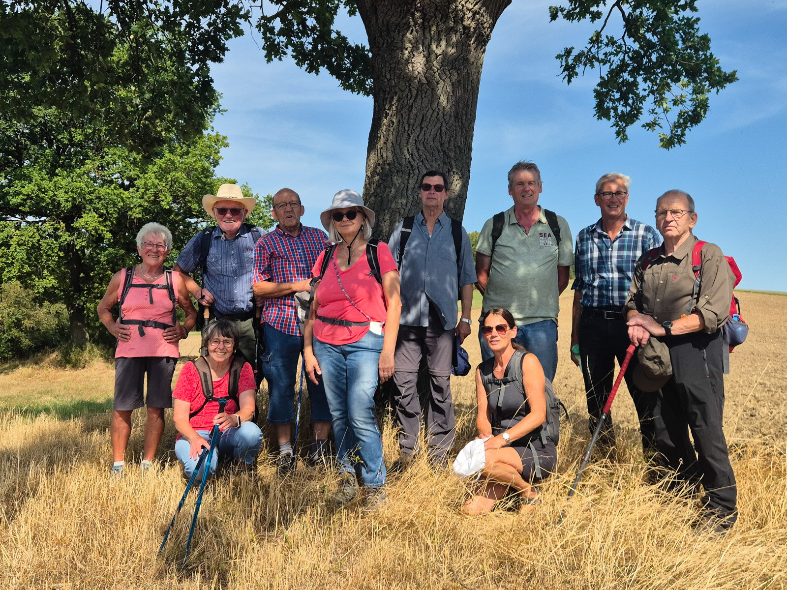 Gruppenfoto im Schatten einer Eiche