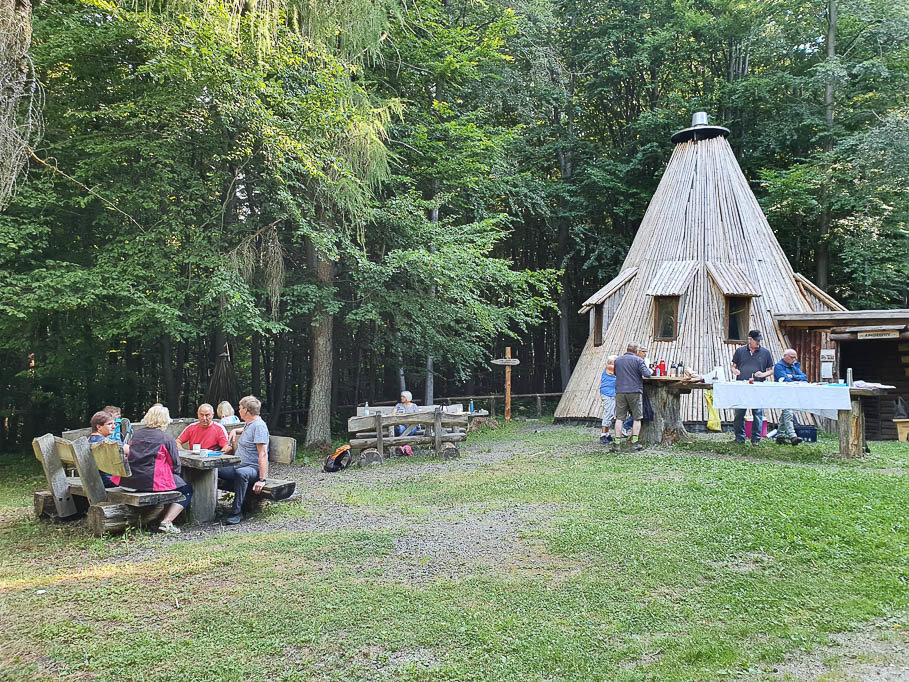 An der Köhlerhütte wird gefrühstückt