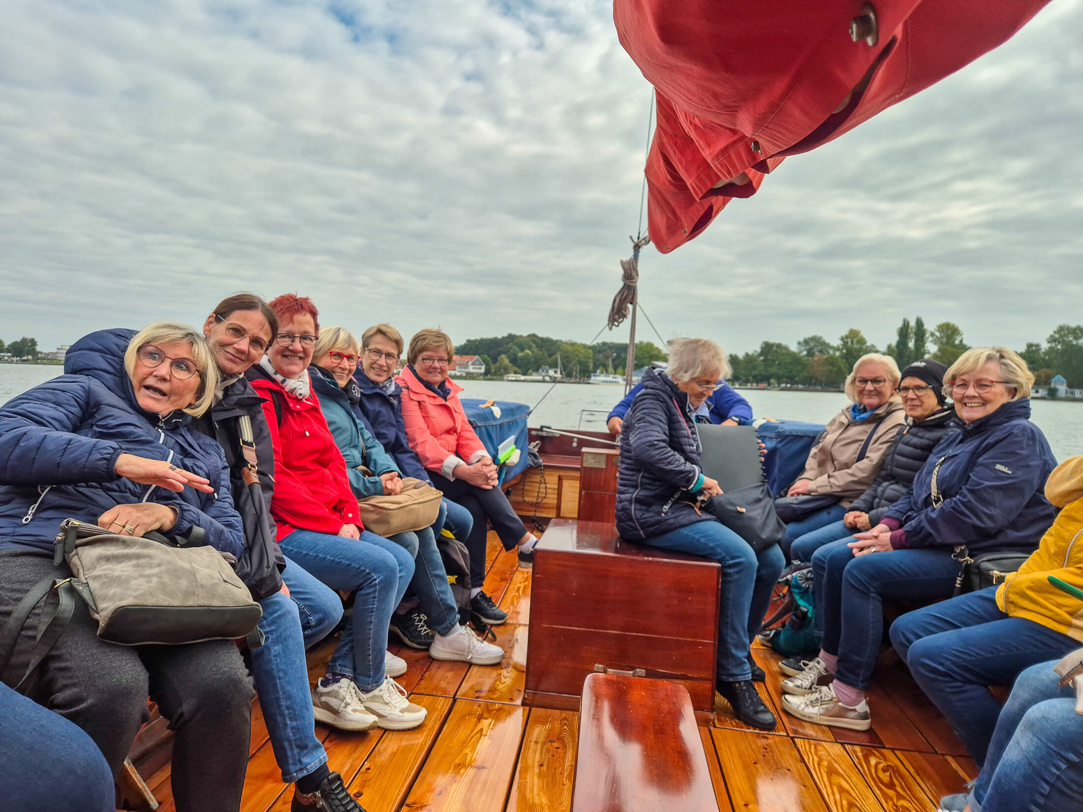 Auf dem Holzsegelboot Richtung Inselfestung Wilhelmstein.