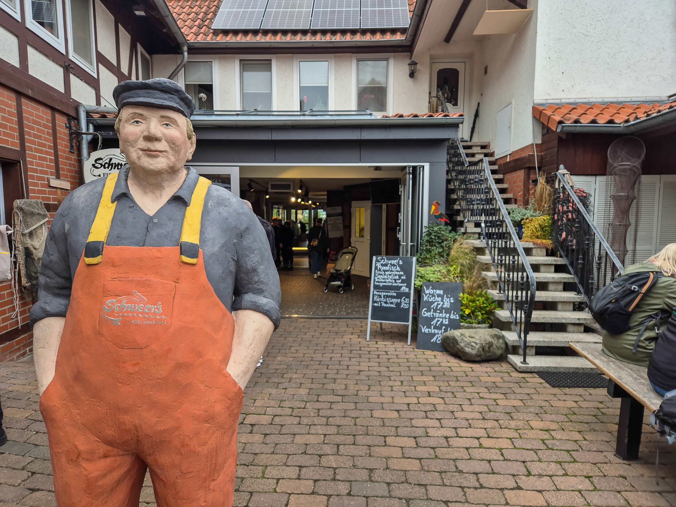Begrüßung durch die Fischerfigur vor Schweer’s