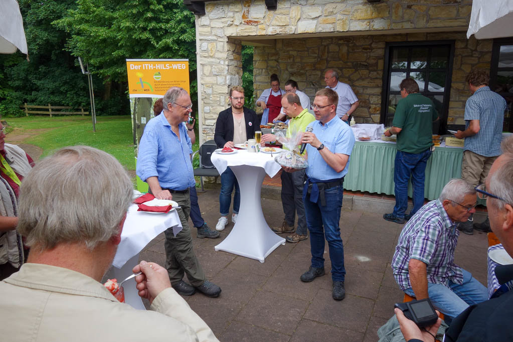 Delligsens Bürgermeister Stephan Willudda überreicht dem Ministerpräsidenten ein Geschenk