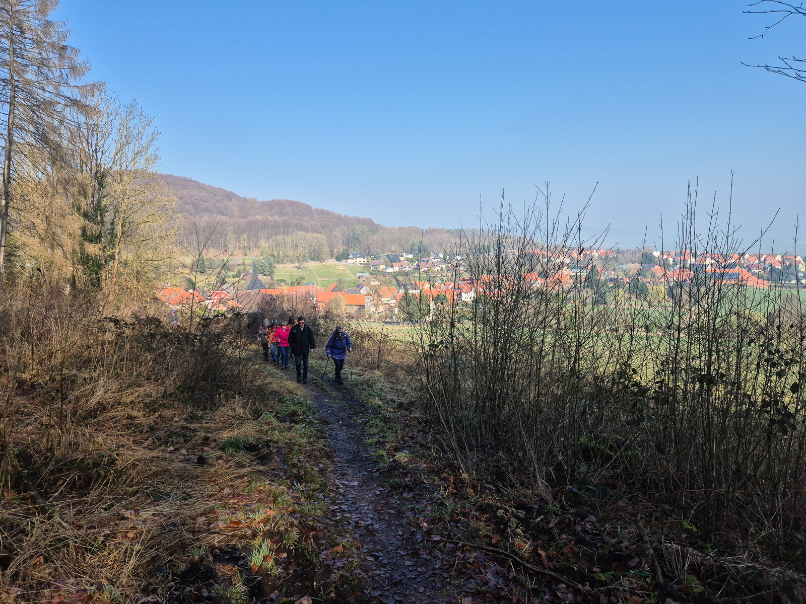Der Weg führt mit schönen Ausblicken bergauf