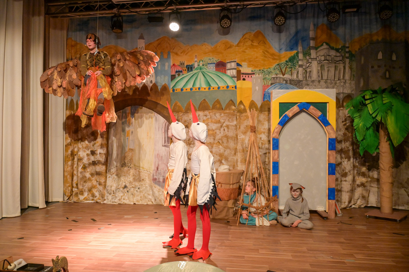 Die Eule erscheint – Die Störche staunen