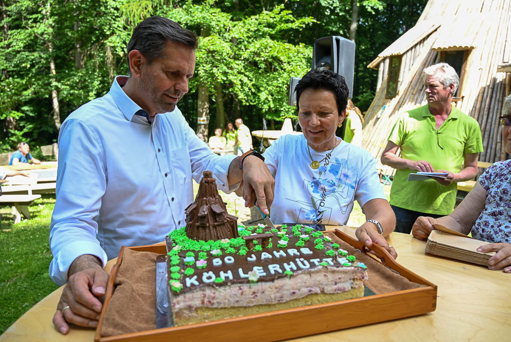 Die Köhlerhütte als Torte brachte Tippelt als Geschenk mit