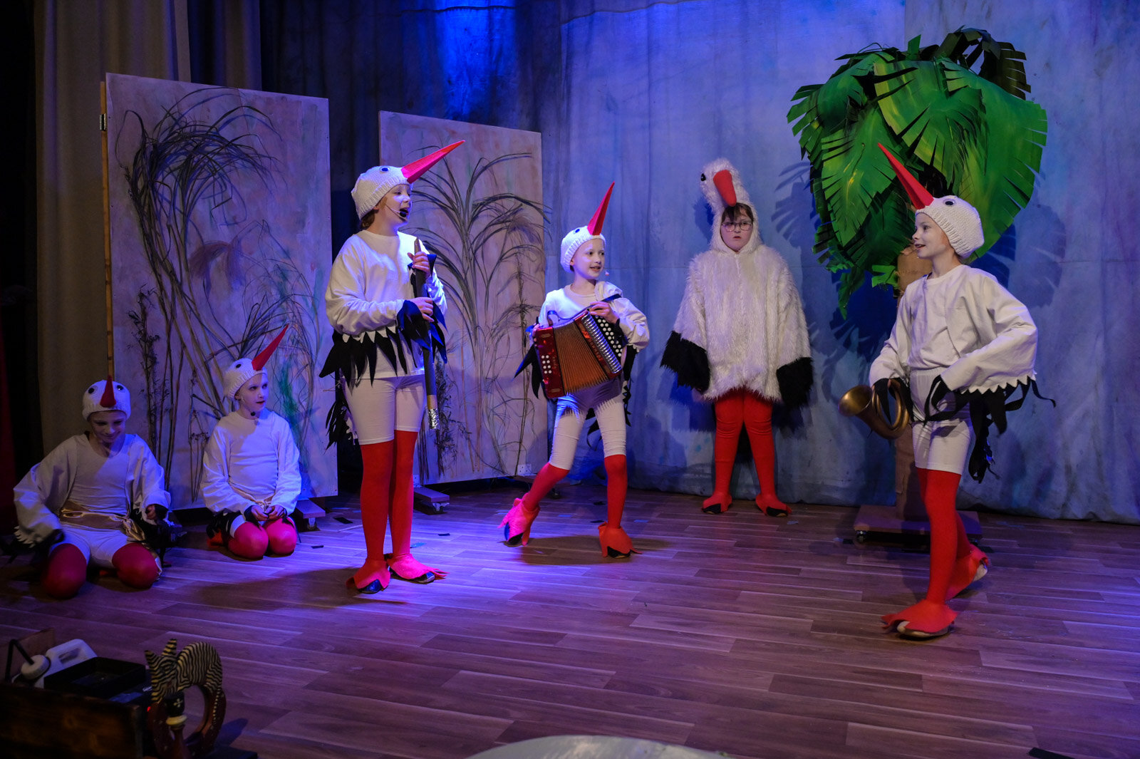 Die Störche in einer fröhlichen Tanzszene