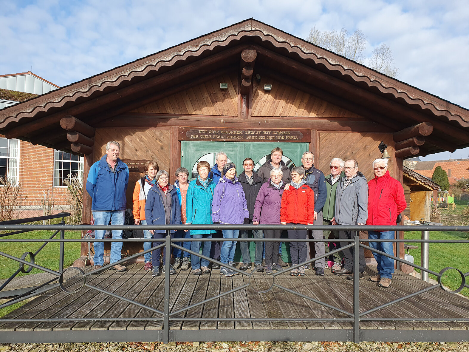 Die Teilnehmer vor der Hütte der katholischen Kirche