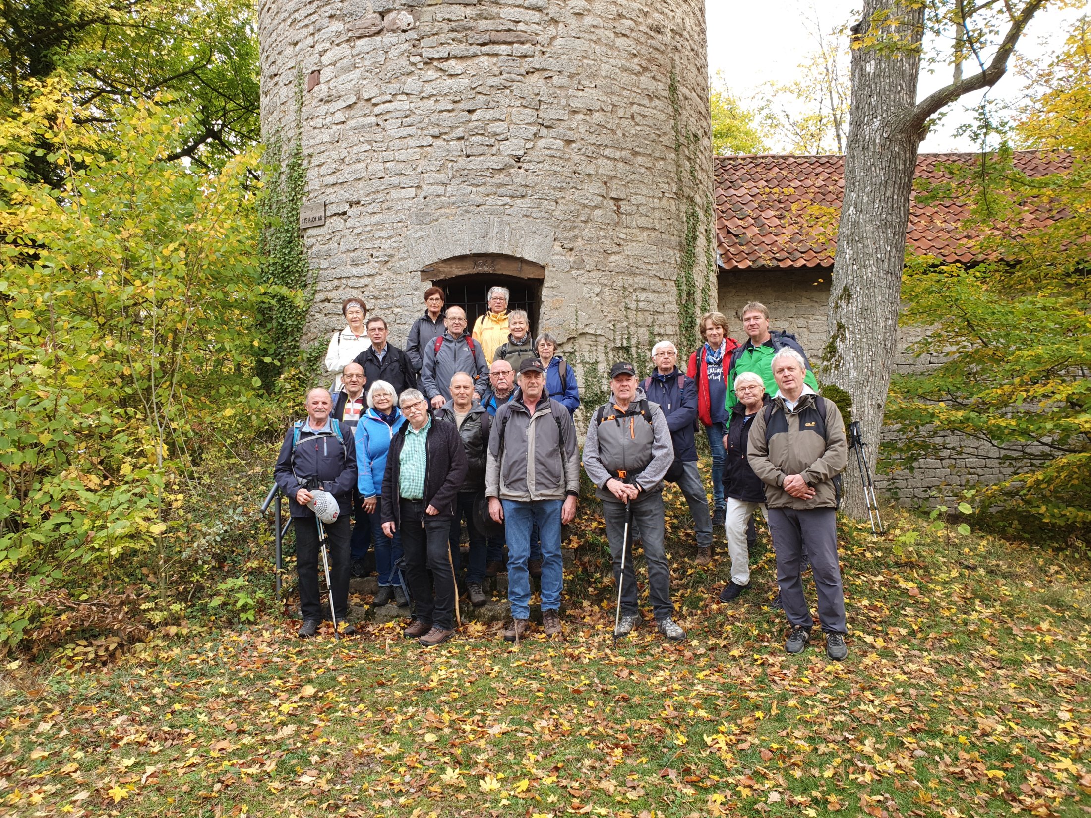 Die Wanderer an der Burg Grubenhagen