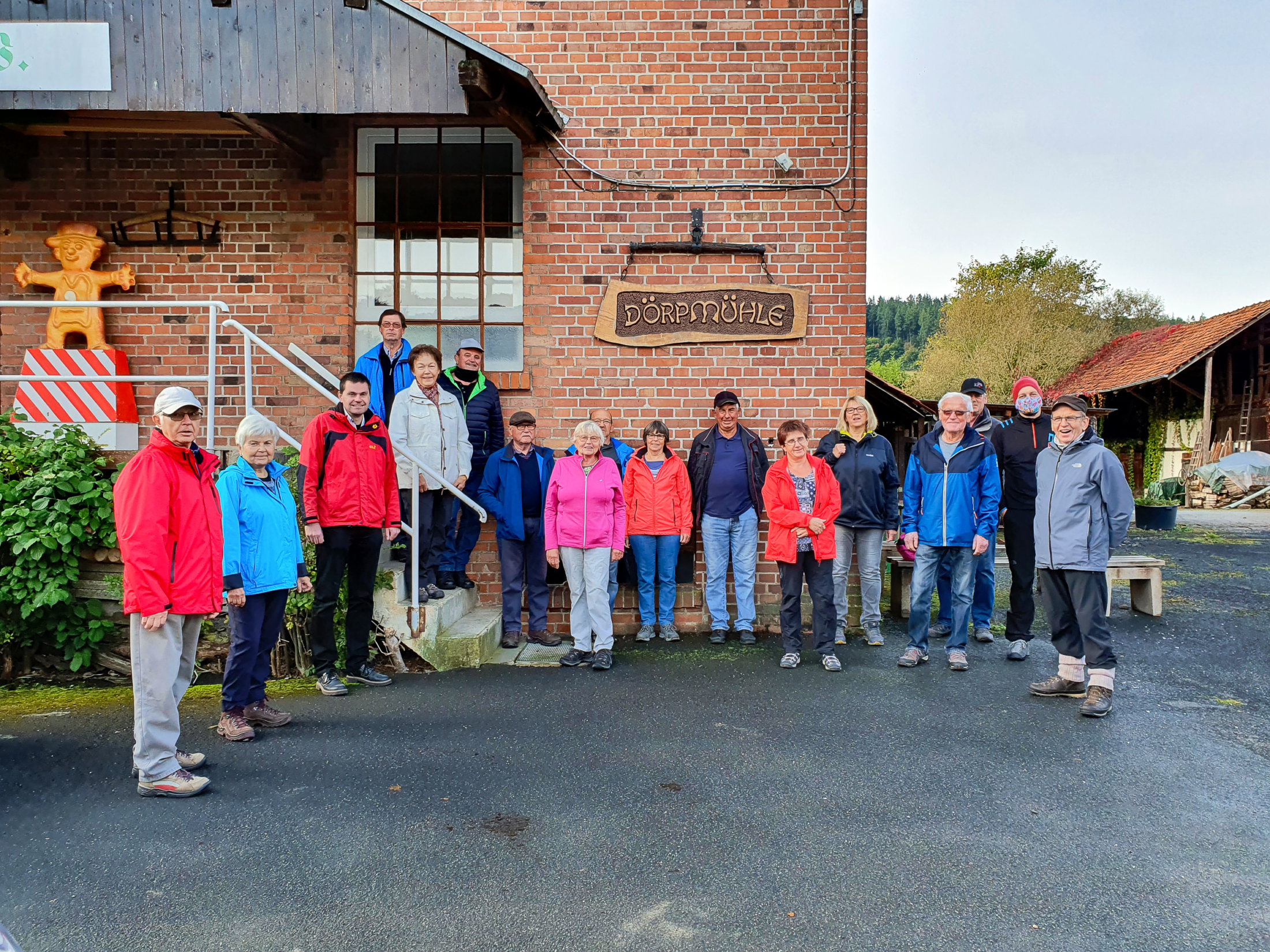 Die Wanderer treffen sich an der Dörpmühle