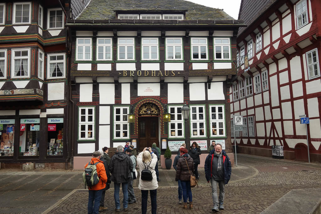 Die Wanderer vor dem Brodhaus