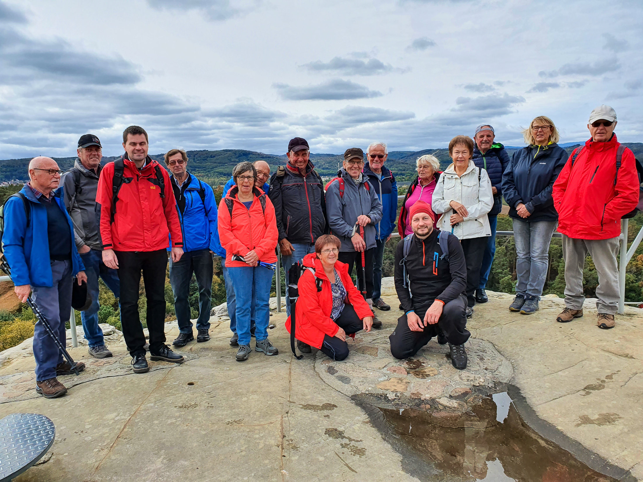 Die Wandergruppe auf der Aussichtsplattform der Burg Regenstein