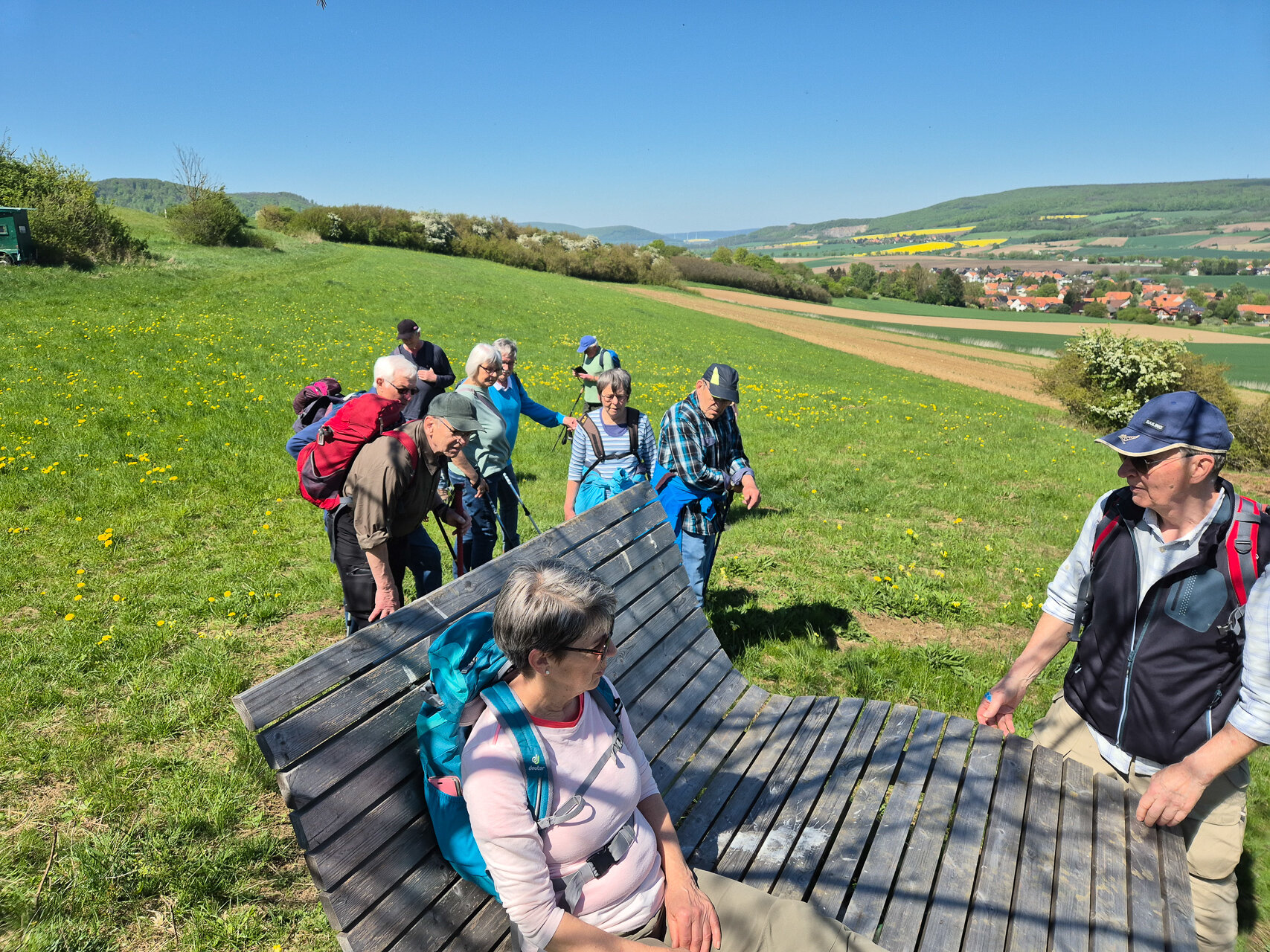 Die Wandergruppe begutachtet eine drehbare Sonnenliege