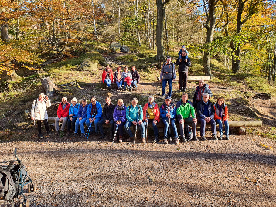 Die Wandergruppe unterhalb des Ilsesteines