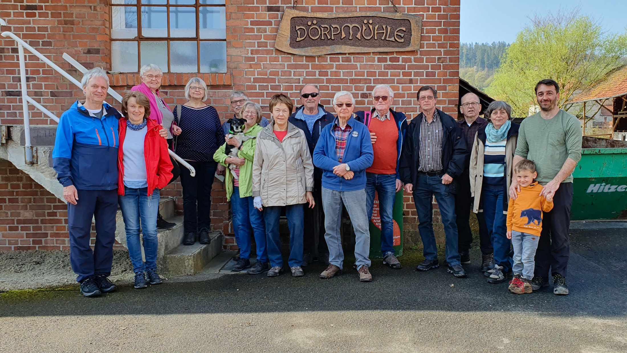 Die Wandergruppe vor der Dörpmühle