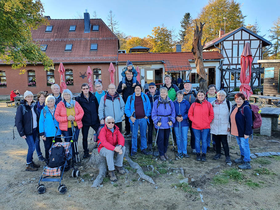 Die Wandergruppe vor der Gaststätte Plessenburg