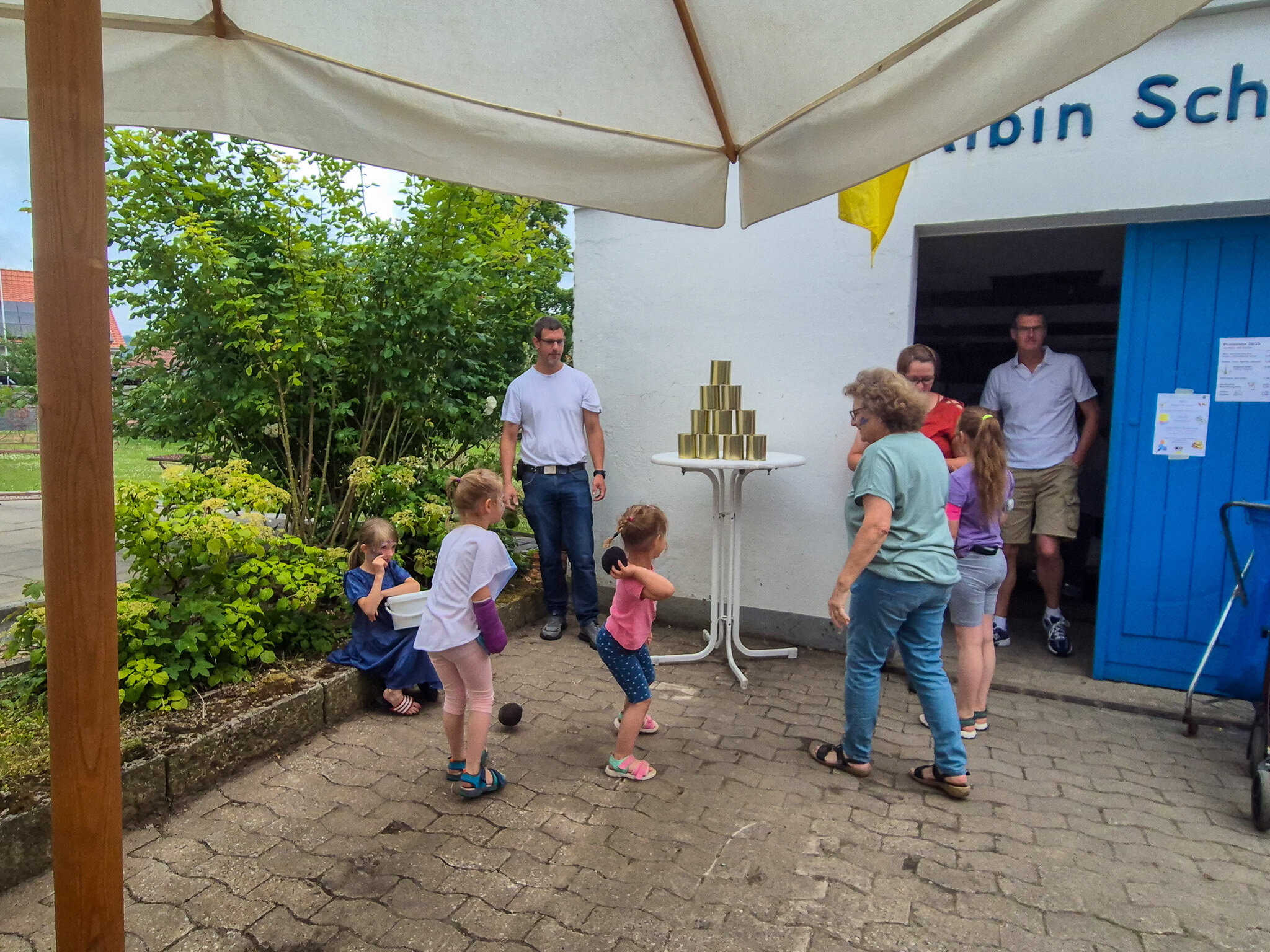Dosenwerfen – Ein Hit bei den Kindern