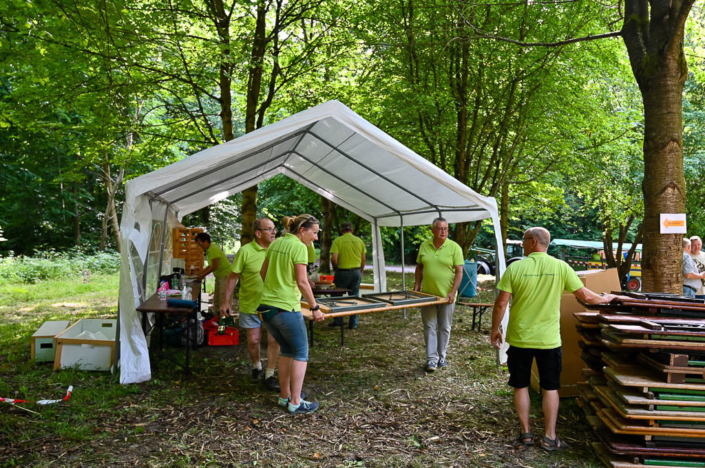 Helfer beim Abbauen