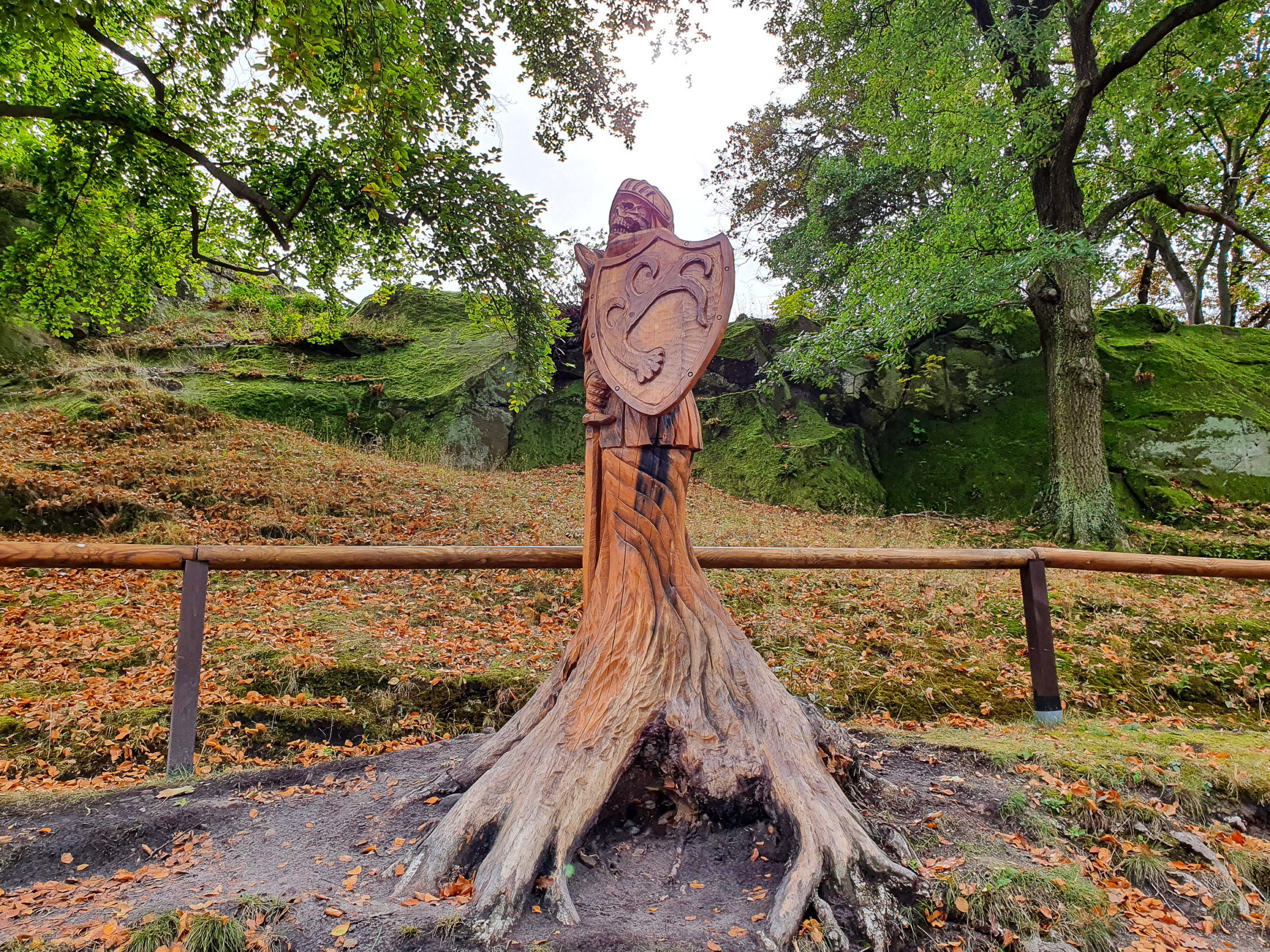 Holzritter auf dem Gelände der Burg Regenstein