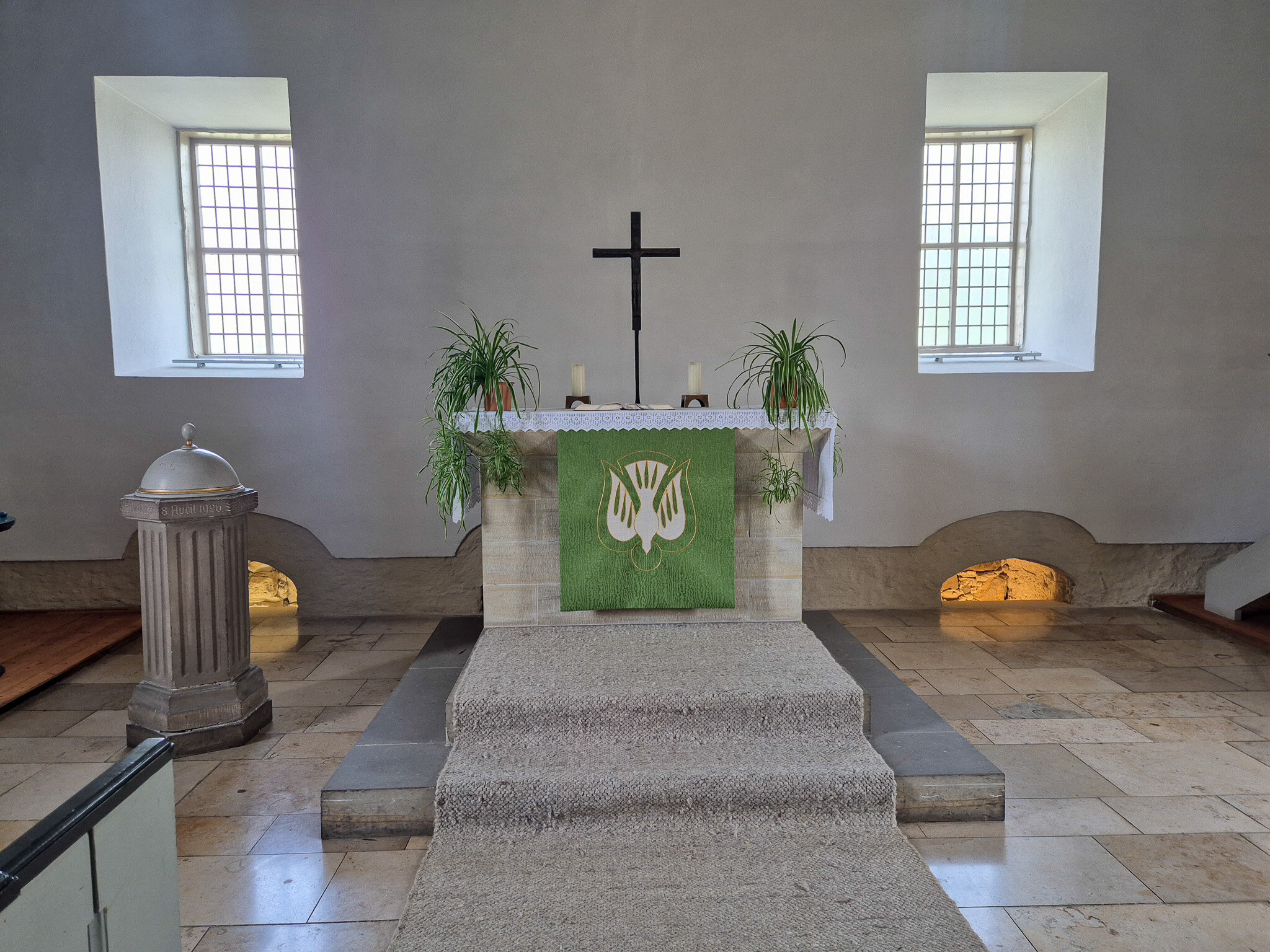 Innenraum der Kapelle mit beleuchteter Krypta