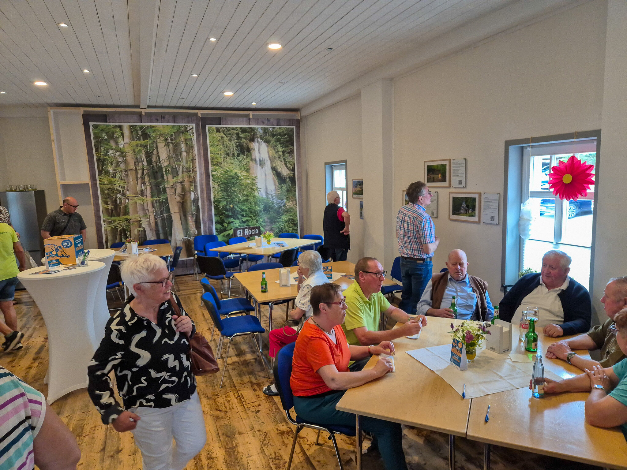 Interessiert werden die neuen Bilder begutachtet
