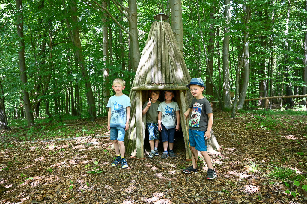 Karlis, Luca, Max und Jannis spielen an der Mini-Köhlerhütte
