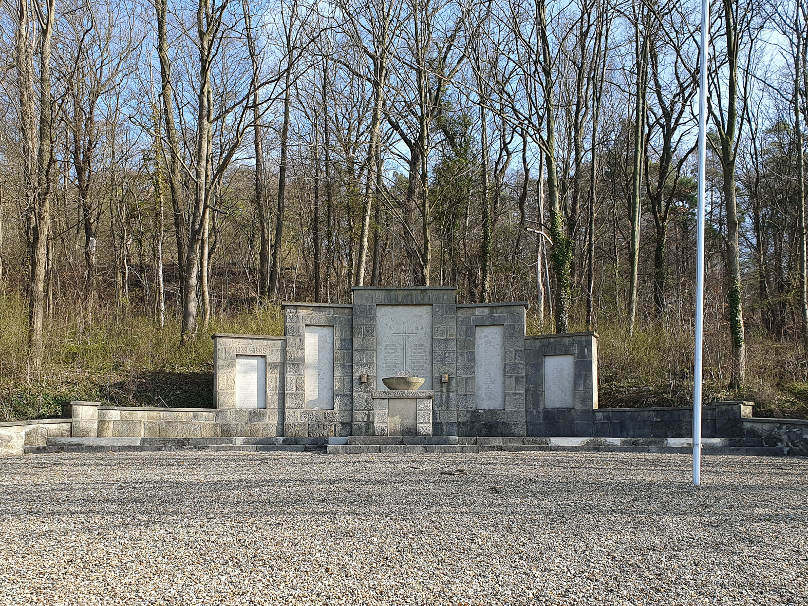 Kriegerdenkmal oberhalb von Deinsen