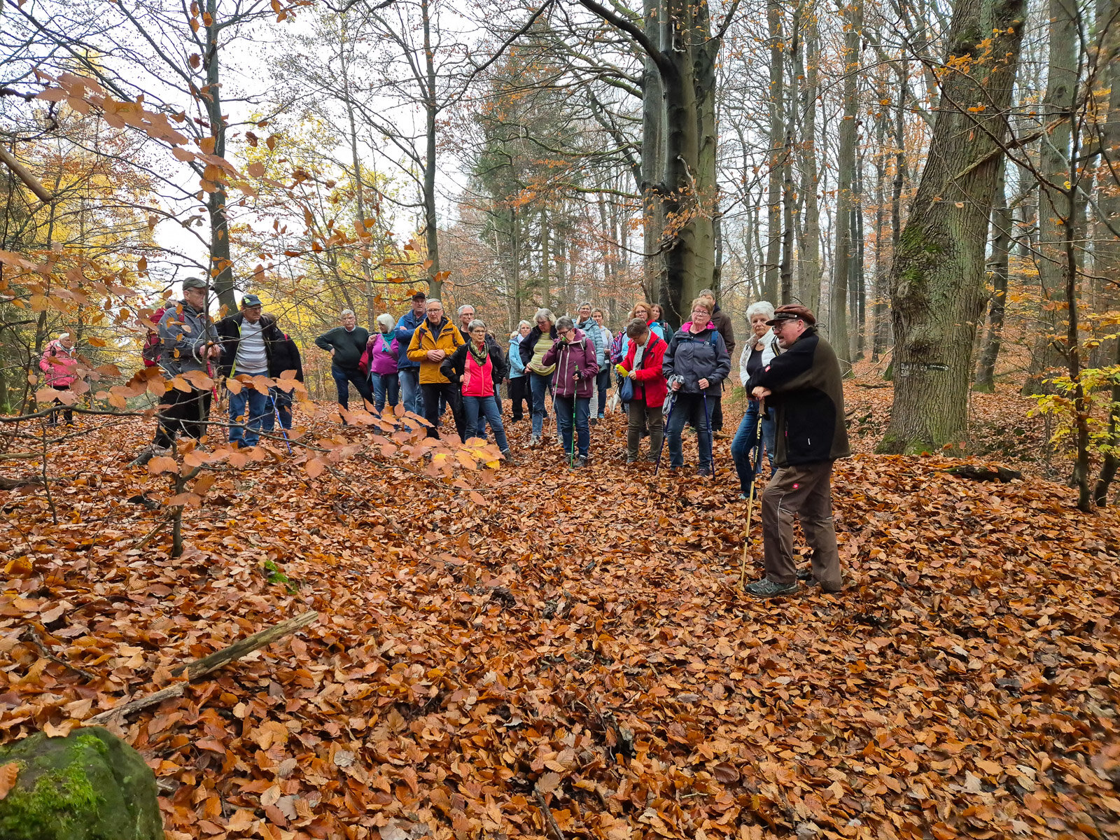 Martin Gorisson erläutert die Bedeutung des Berechtigungssteins