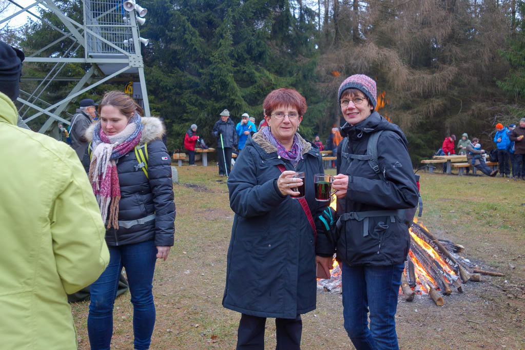 Monika und Bärbel wärmen sich mit einem Glühwein