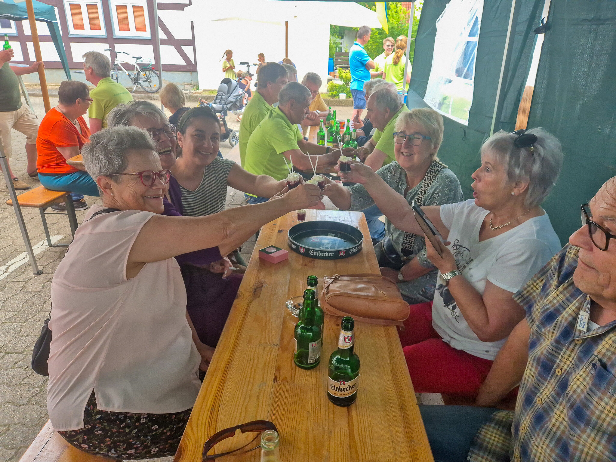 Prost auf den neuen Hilstreff – Gute Stimmung am Tisch