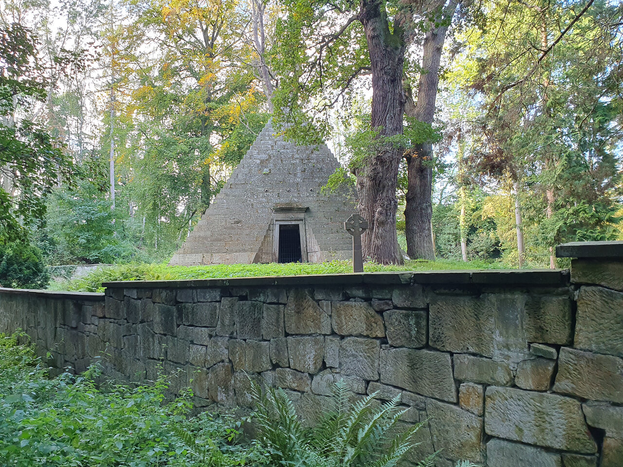 Pyramidenmausoleum