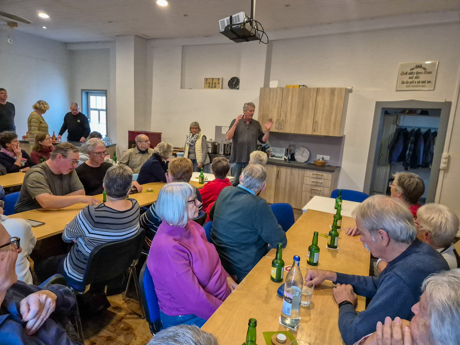 Rolf Henning begrüßt die Gäste