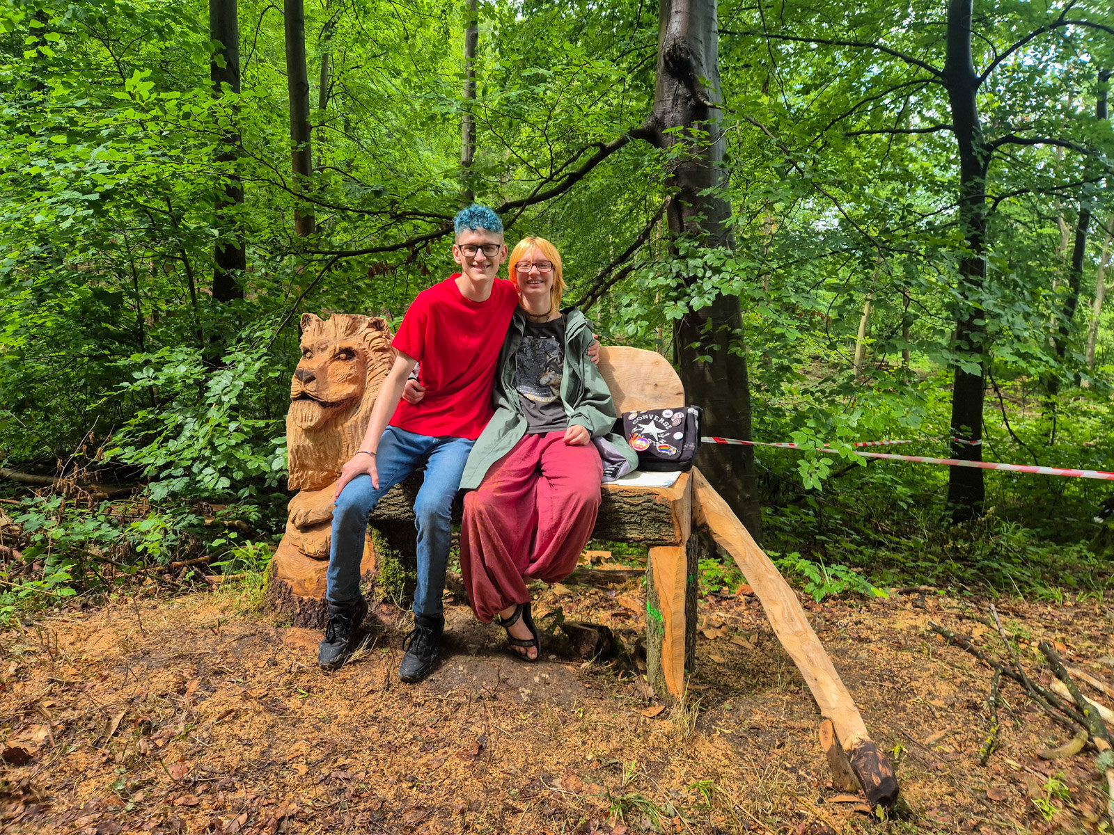 Sebastian und Lee testen die neue Löwenbank