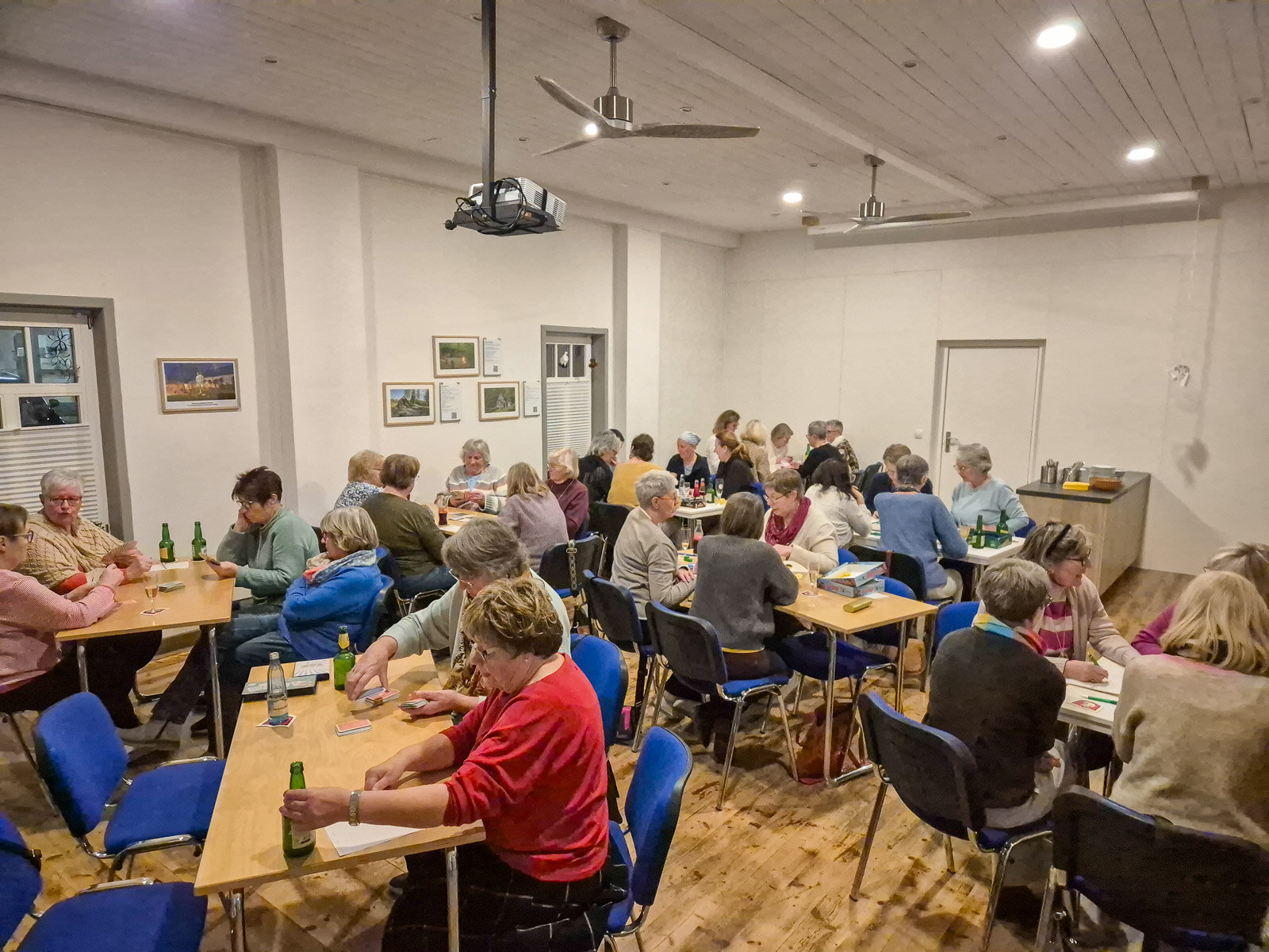 Spieleabend im Hilstreff – Volle Tische und gute Stimmung