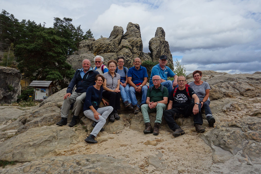 Unsere Wandergruppe vor dem Hamburger Wappen