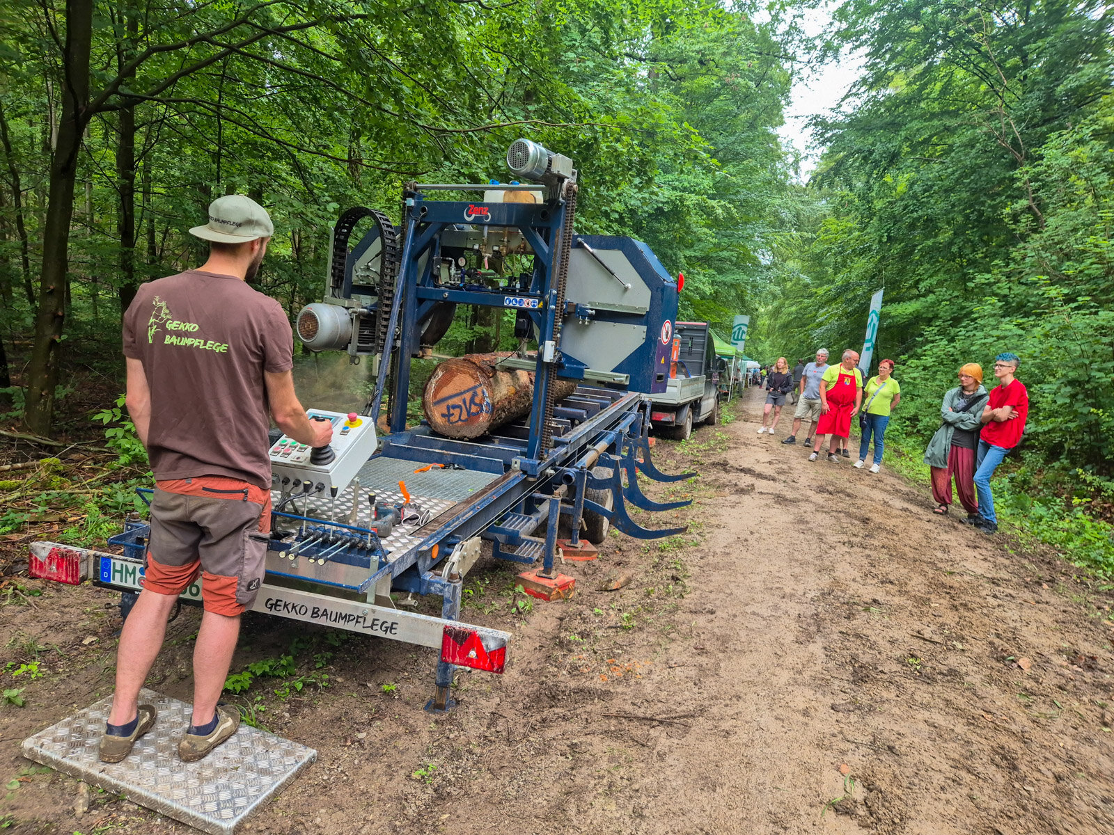 Vorführung am mobilen Sägewerk.