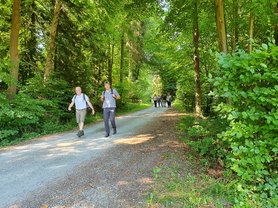 Wanderer bei Schloss Delligsen