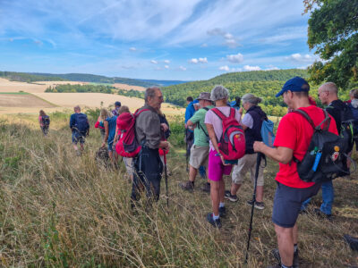 Die Wandergruppe genießt die weite Sicht