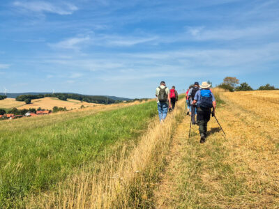 Der Panoramaweg führt durch die offene Landschaft