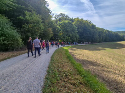 Die Wandergruppe unterwegs auf dem Ith-Hils-Weg