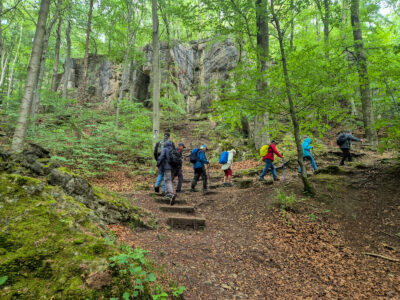 3. Die ersten Felsen der Lippoldshöhle kommen in Sicht