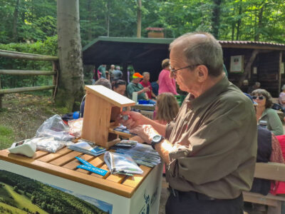 Peter drückt den Sonderstempel in sein Heft