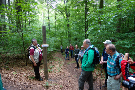 An der Rothesteinhöhle gab Gäste-Führerin Doris Müller interessante Info preis