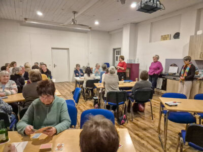 Angelika begrüßt die Spielerinnen